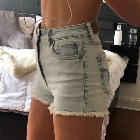 Size 2 American Eagle light wash jean shorts - Picture 3 of 3